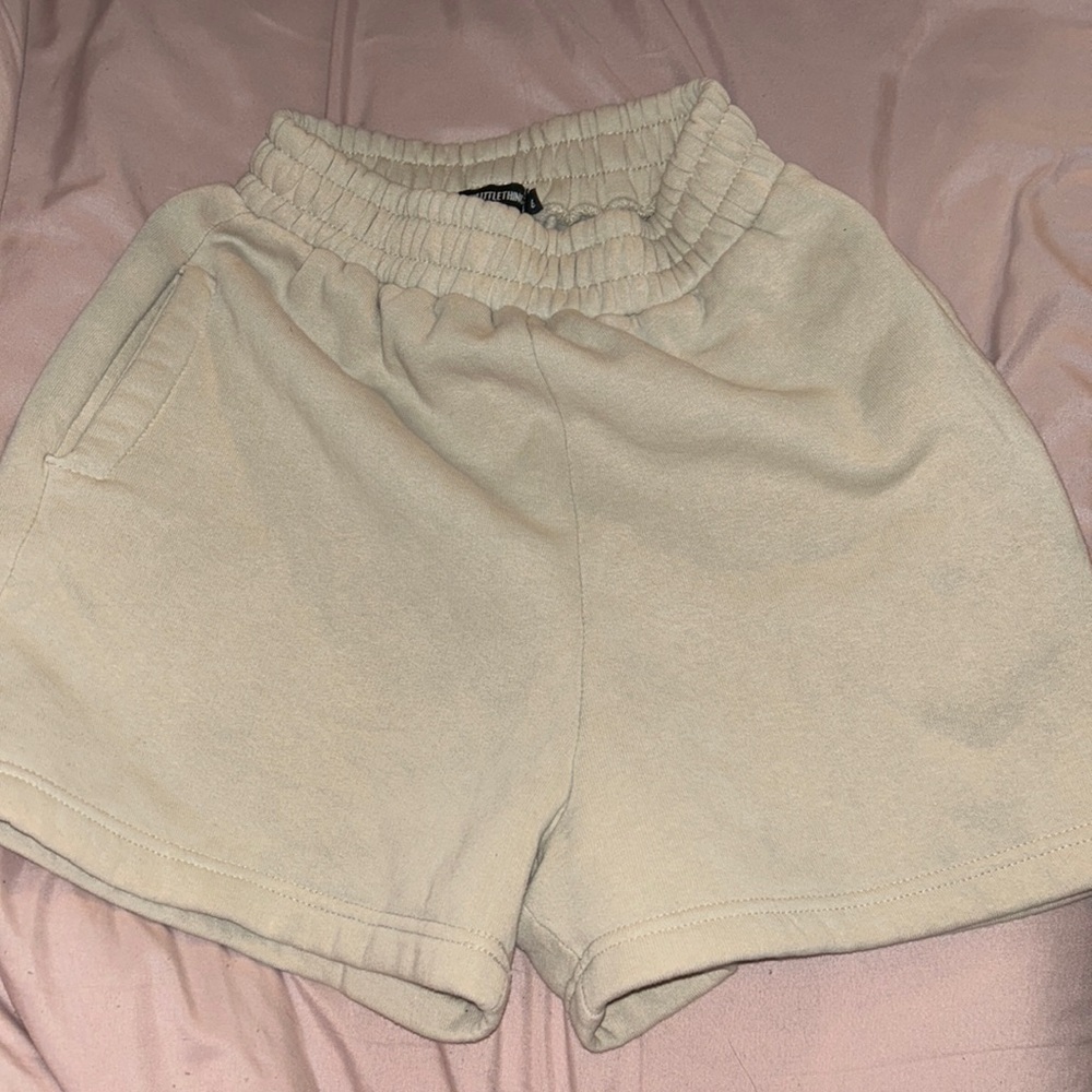 Lounge high waisted shorts petite beige PLT